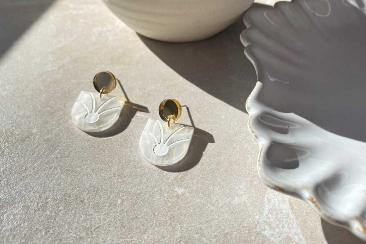 Sun Ray Dangles Little Geraldine Frosted White